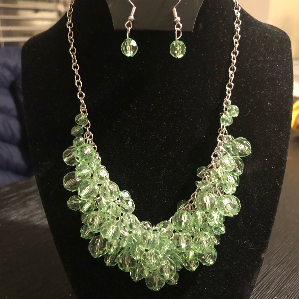 NEW Green Beaded Necklace And Earrings